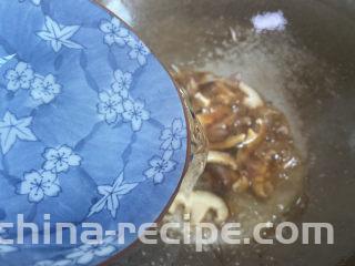 大白菜炖粉条,加入足够的热水