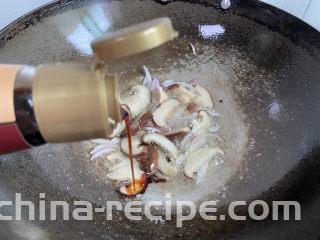 大白菜炖粉条,烹入一勺生抽