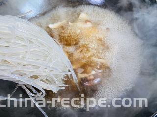 大白菜炖粉条,放入粉条炖五分钟