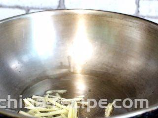 西红柿香菇汤,姜丝炒出香味