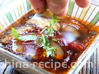 西红柿香菇汤,盛出加入香菜点缀