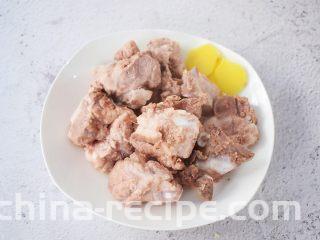 猪骨山药汤,猪骨斩成小块，放入锅中，加入清水，大火烧开后捞出浮沫，再捞出猪骨用清水冲洗干净，姜切片