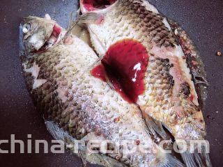 冬瓜鲫鱼汤,锅中放入花椒、料酒、蚝油、生抽。