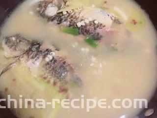 冬瓜鲫鱼汤,鱼汤熬煮40分钟后，汤逐渐开始变奶白色。