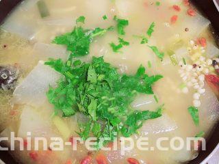 冬瓜鲫鱼汤,关火儿，出锅前撒上葱末香菜末。