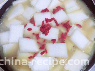 冬瓜鲫鱼汤,再放入枸杞子，继续炖煮。
