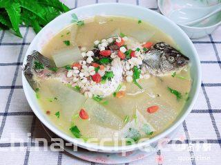 冬瓜鲫鱼汤,一碗鱼肉鲜甜、汤汁醇美，滋补又美味的一碗靓汤就上桌了！