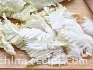 白菜炖豆腐,大白菜洗净后用刀斜着片成白菜片，或者用手随意的撕成片状。
