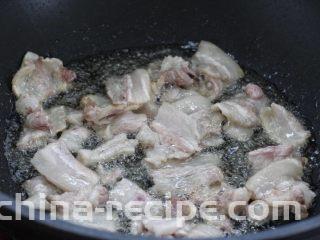 白菜炖豆腐,锅中倒适量食用油烧热，将五花肉放入锅中小火煸炒至透明的出油状态。如果觉得五花肉太腻可以继续煸炒成焦黄状。