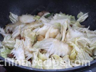 白菜炖豆腐,放入白菜片改大火快速翻炒，差不多半分钟左右白菜变软。