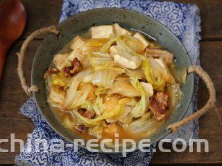 白菜炖豆腐,一道简单又营养的五花肉白菜炖豆腐就做好了，搭配米饭特别入味儿哦！
