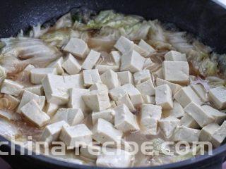 白菜炖豆腐,然后再将豆腐放进锅中轻轻翻拌均匀，用中小火炖煮十分钟左右。