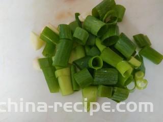 西红柿西葫芦炒肉片,葱切小段，蒜切片