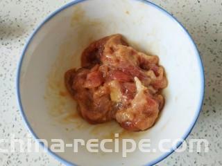 西红柿西葫芦炒肉片,加入一勺生抽一勺料酒适量淀粉搅拌均匀，放置一会儿
