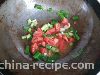 西红柿西葫芦炒肉片,放入西红柿翻炒出红汁