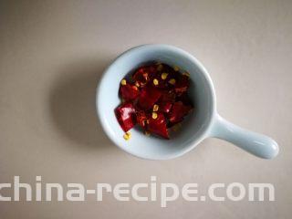 酸辣绿豆芽炒肉丝,干红辣椒切碎，也可以放点花椒粒，或者炒的过程中，放花椒粉。