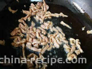 酸辣绿豆芽炒肉丝,中火偏大火些，快速把肉炒白，铲除备用。