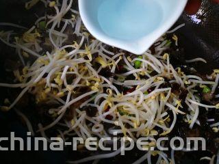 酸辣绿豆芽炒肉丝,放入绿豆芽翻炒两三分钟，加米醋。可大火爆炒。