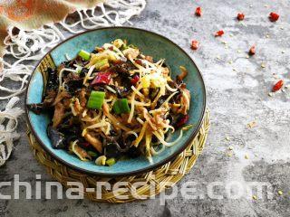 酸辣绿豆芽炒肉丝,酸辣带感的绿豆芽炒肉丝就做好了。