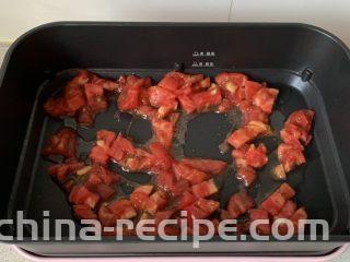 番茄浓汤烩饭,锅中倒少许油，下番茄翻炒