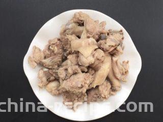 香辣啤酒鸭,水烧开鸭肉放进去煮3-5分钟，去掉浮沫沥水