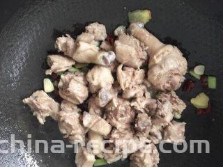 香辣啤酒鸭,鸭肉放进去翻炒