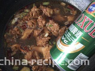香辣啤酒鸭,啤酒（一罐500ml）加入