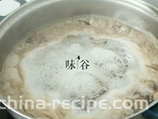 电饭煲版咖喱牛腩,牛腩入锅加清水煮开1分钟，煮出血沫。