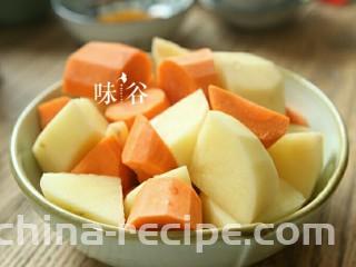 电饭煲版咖喱牛腩,胡萝卜和马铃薯切滚刀块，装起备用。