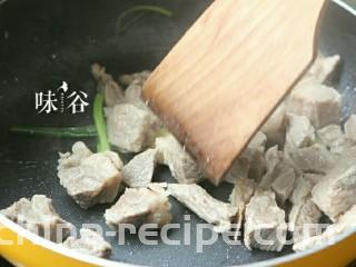 电饭煲版咖喱牛腩,再倒入牛腩，翻炒3分钟左右。