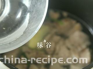 电饭煲版咖喱牛腩,加水没过牛腩。