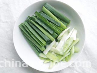 川味回锅肉,蒜洗净，蒜白斜刀切，蒜青直刀切；