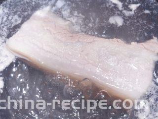 川味回锅肉,五花肉洗净，烧半锅水，先把五花肉焯水，去掉浮末和杂质；