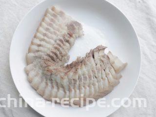 川味回锅肉,待五花肉凉后，切3毫米薄片；