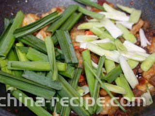 川味回锅肉,依次加入蒜白和蒜叶；