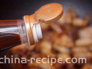 川味回锅肉,倒入些许生抽提鲜；
