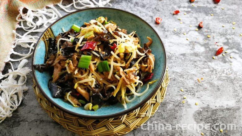 The method of stir frying shredded pork with sour and spicy mung bean sprouts