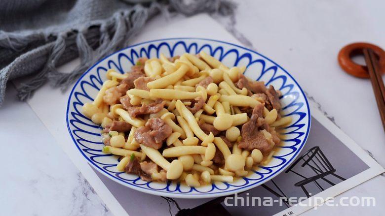 The method of stir frying pork slices with white jade mushrooms