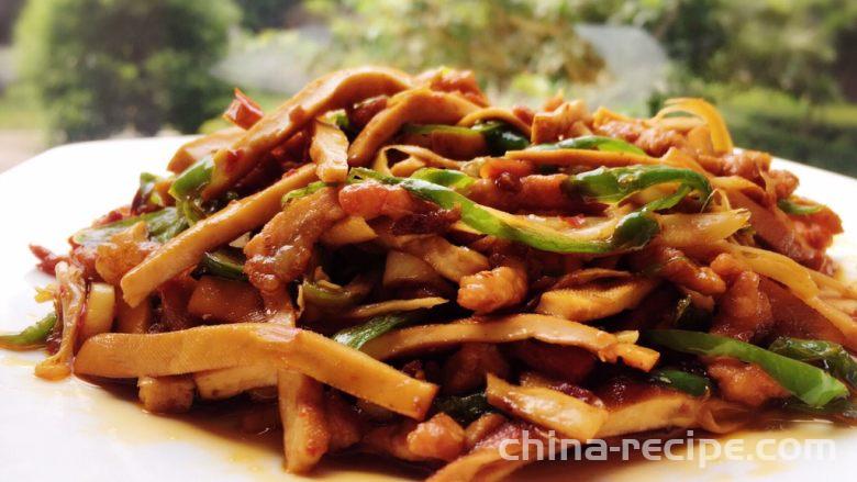 The method of stir frying shredded meat with spicy tofu jerky The method of stir frying shredded meat with spicy tofu jerky