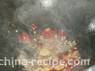 干锅茶树菇,加辣椒炒至微糊。