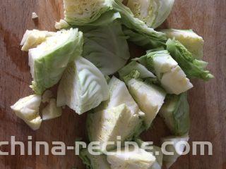 番茄鸡蛋炒圆白菜,将圆白菜切成块，用淡盐水浸泡15分钟，清洗干净，沥干水分备用。