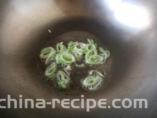 番茄鸡蛋炒圆白菜,热锅凉油，爆香葱花。