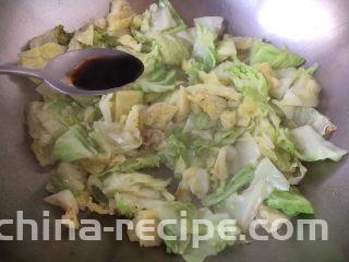 番茄鸡蛋炒圆白菜,放入1勺的生抽。