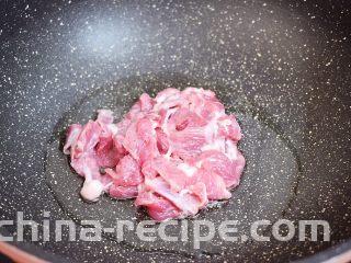 白玉菇炒肉片,锅中倒入适量的食用油烧热，放入猪肉