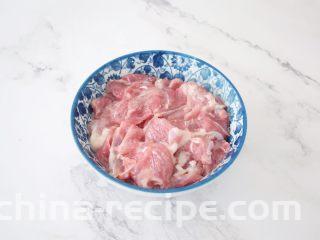 白玉菇炒肉片,猪肉洗净切成薄片，加入料酒、盐、玉米淀粉、食用油抓匀腌制备用