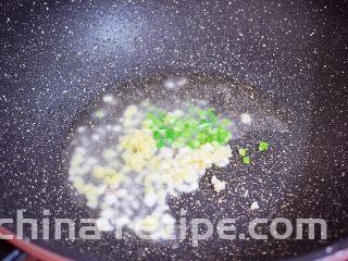 白玉菇炒肉片,原锅再倒入适量的食用油烧热，放入葱姜蒜爆香