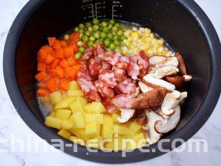 土豆腊肠焖饭,再把所有的材料摆放进去
