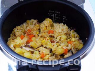 土豆腊肠焖饭,煮好后拌匀即可食用