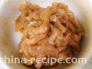 香辣豆腐干炒肉丝,加入料酒老抽和淀粉，少许水拌匀码味。