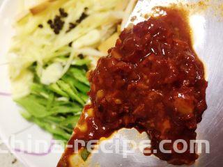 香辣豆腐干炒肉丝,豆瓣酱剁细。